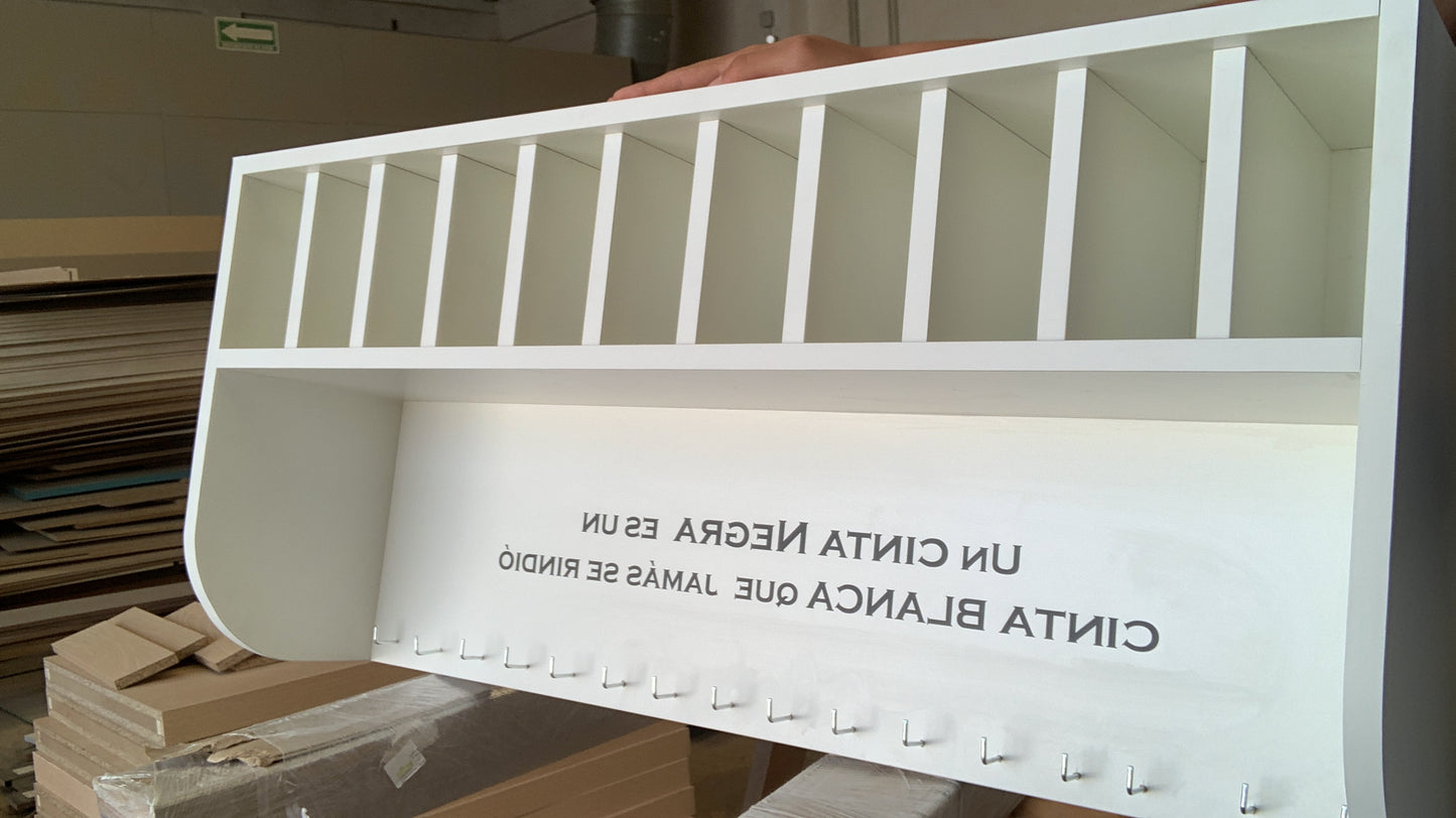 Mueble Porta Cintas de Artes Marciales