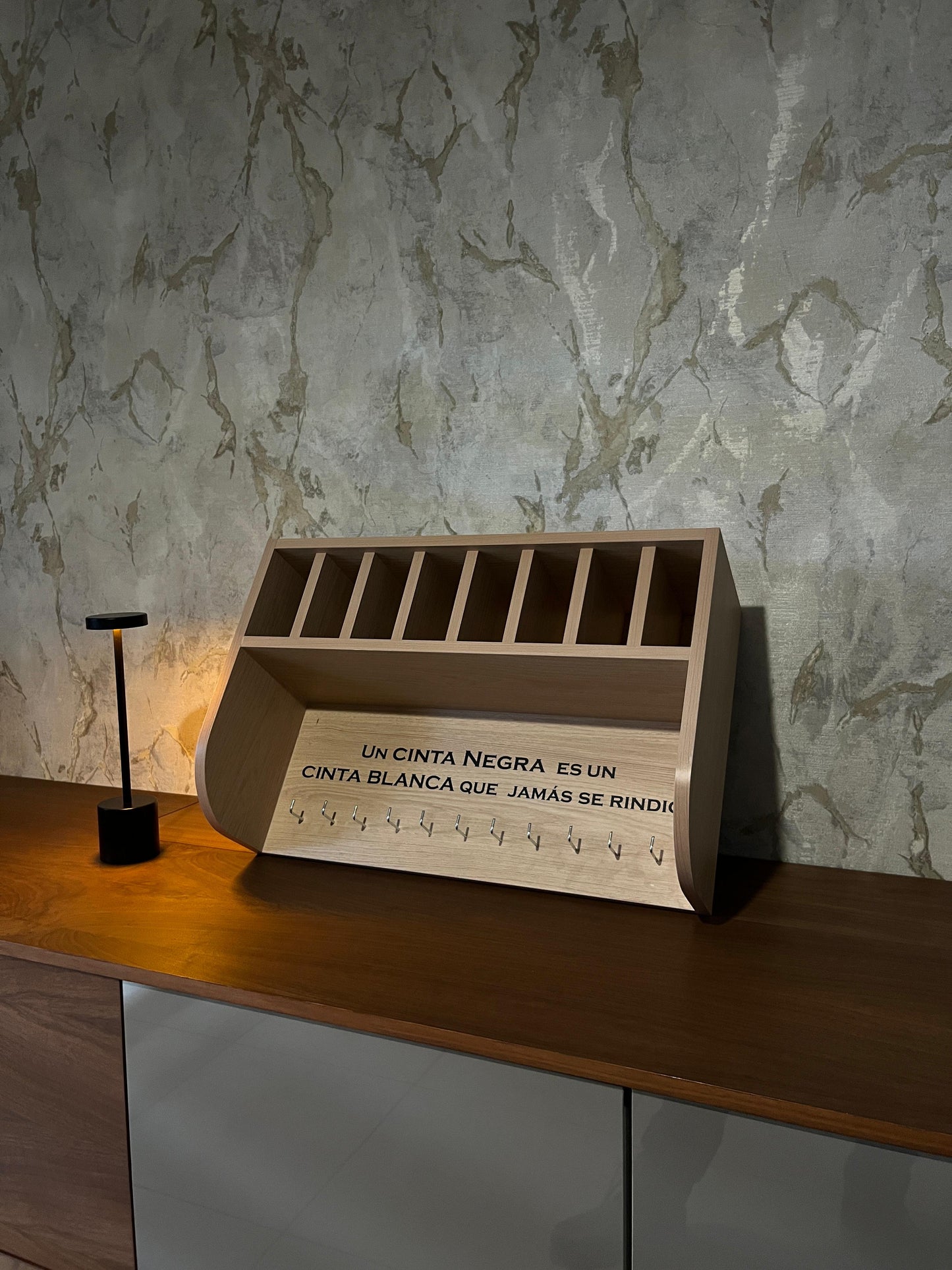 Mueble Porta Cintas de Artes Marciales