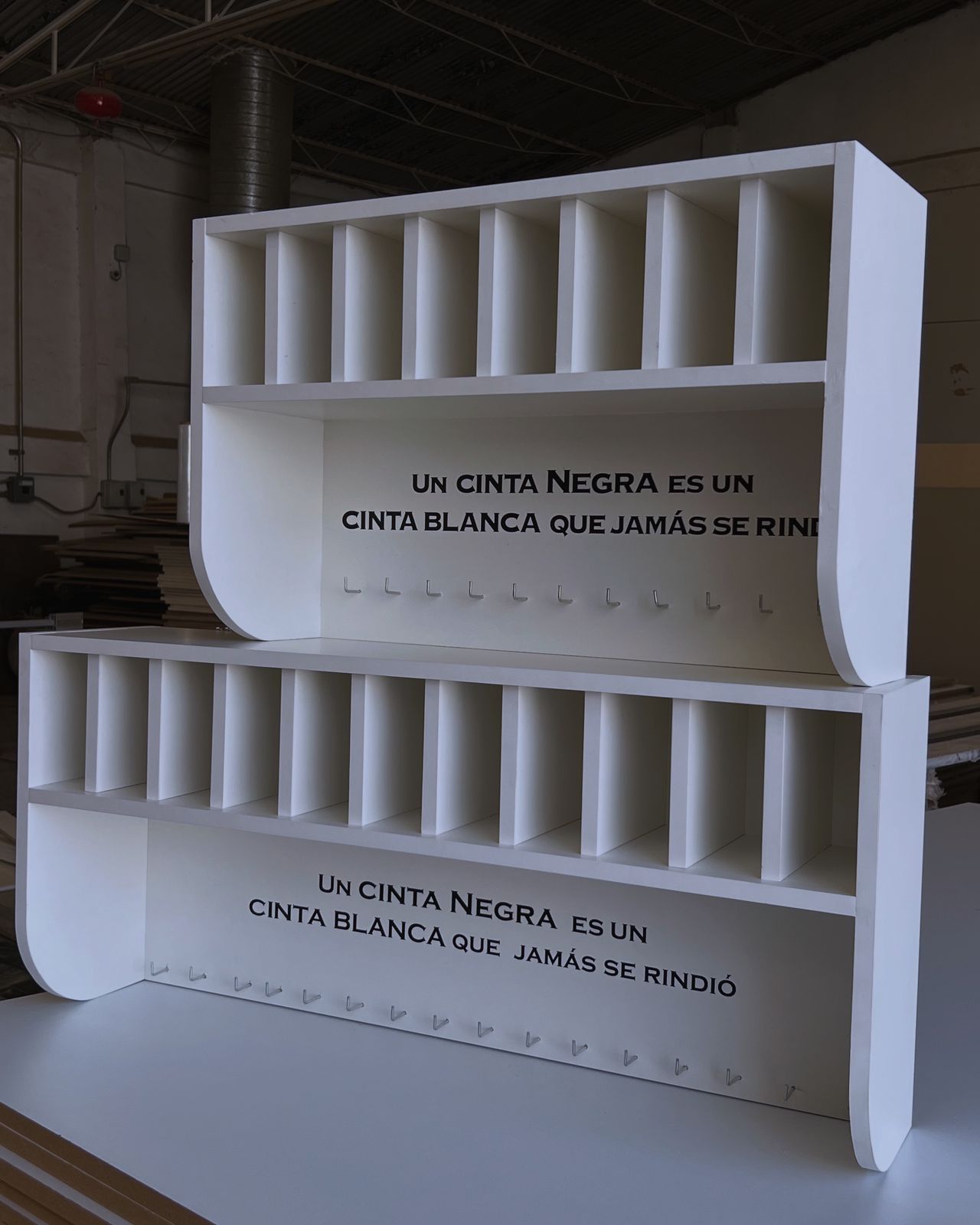 Mueble Porta Cintas de Artes Marciales