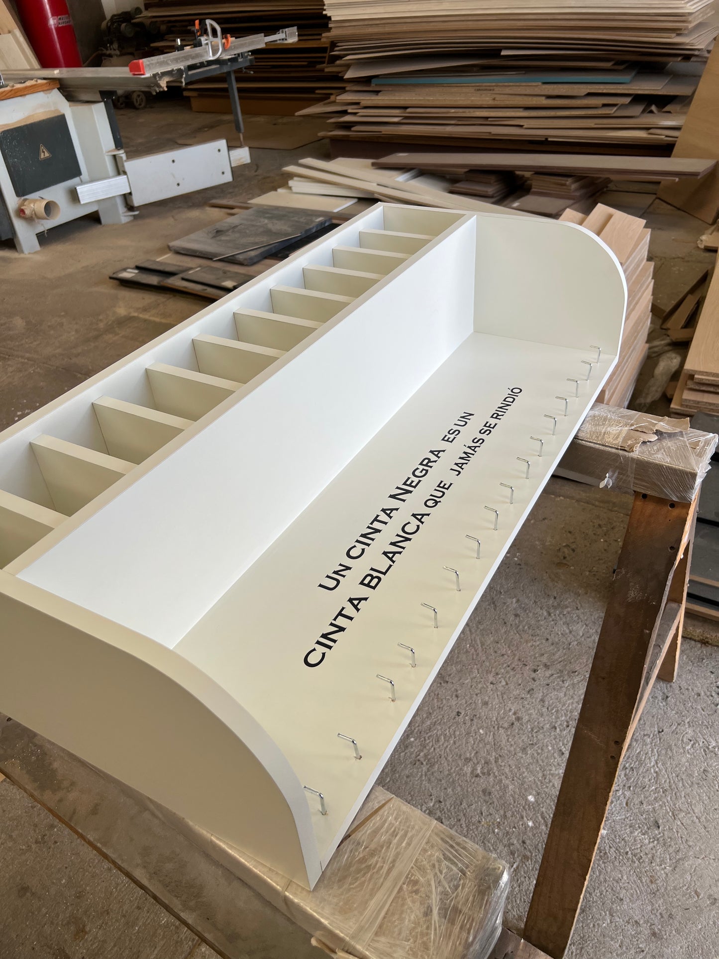 Mueble Porta Cintas de Artes Marciales