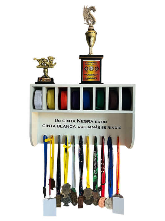 Mueble Porta Cintas de Artes Marciales